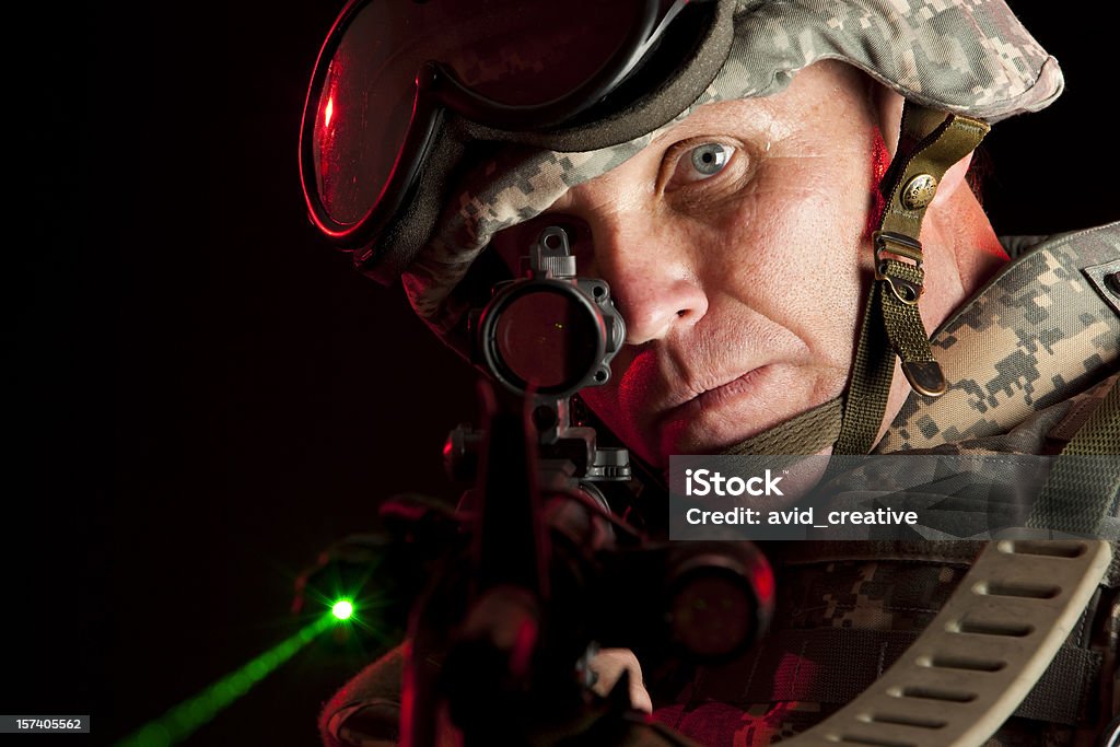 Intención de fuerzas especiales de Soldier en punto - Foto de stock de 40-49 años libre de derechos