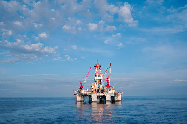 plataforma de perfuração de petróleo do mar e céu - oil rig sea oil well oil drill - fotografias e filmes do acervo