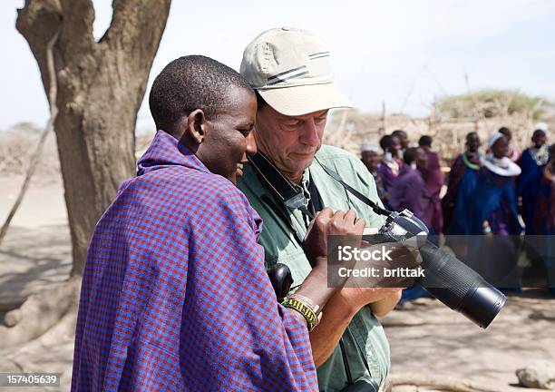 Foto de Jovem Guerreiro Masai Lokking No Ta Da Câmera e mais fotos de stock de Rindo - Rindo, Masai, Adulto