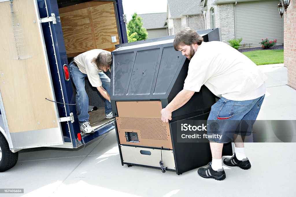 Двигаться большой телевизор - Стоковые фото Машина для перевозки мебели роялти-фри