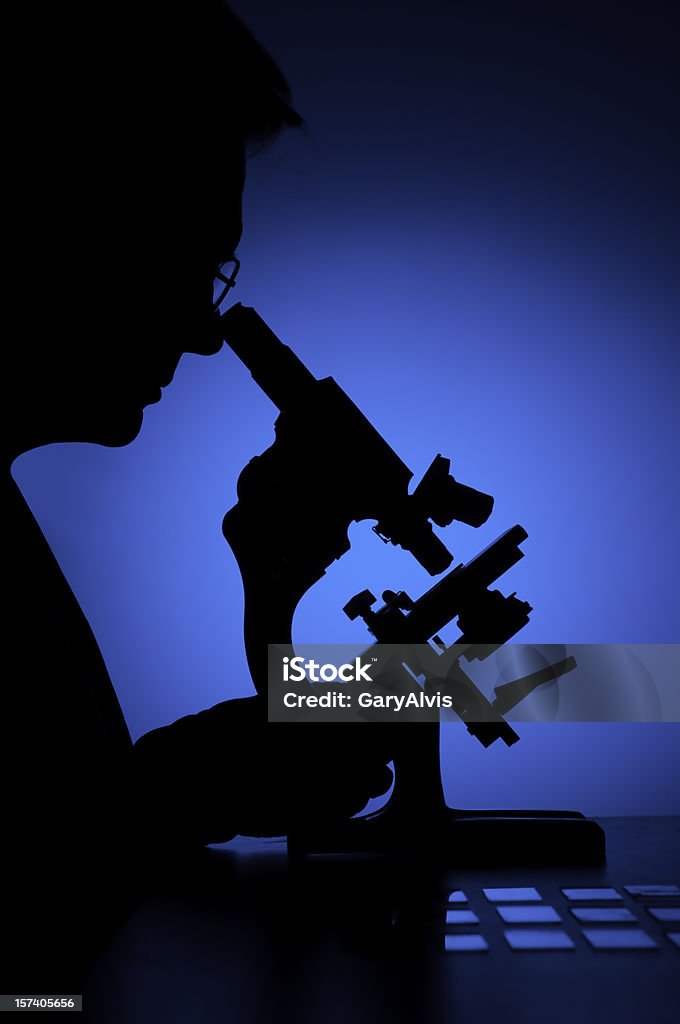 Microscopio silhouette - Foto stock royalty-free di Sagoma - Controluce