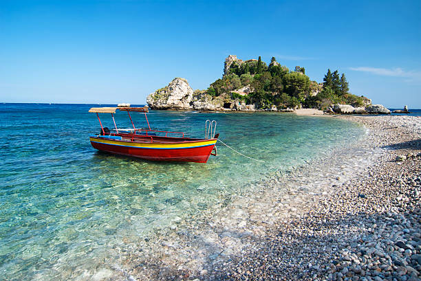 bateau rouge, isola bella, la sicile - sicily italy mediterranean sea beach photos et images de collection