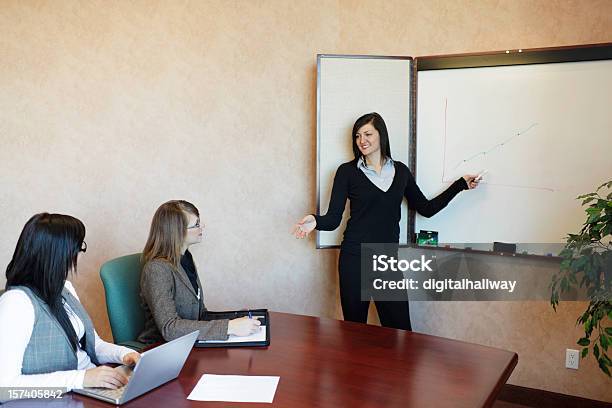 Ludzie Biznesu Spotkanie - zdjęcia stockowe i więcej obrazów Biuro - Biuro, Biznes, Biznesmenka