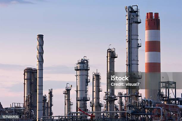 Fabbrica Di Raffineria Di Petrolio Complesso - Fotografie stock e altre immagini di Carbone - Carbone, Gas, Serbatoio