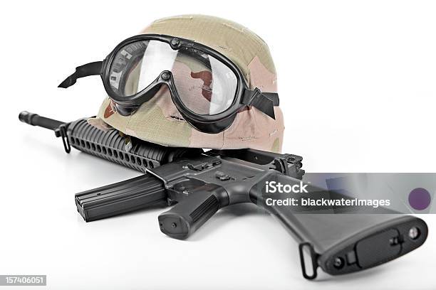 Helm Und Gewehr Stockfoto und mehr Bilder von Gewehr - Gewehr, Niemand, Armeehelm