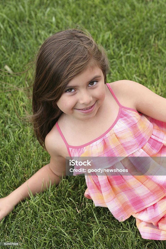 Belle fille hispanique litte en herbe - Photo de Beauté libre de droits