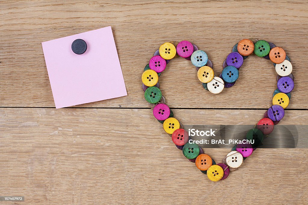 Сердце формы цвет кнопки и бумажные на деревянном фоне - Стоковые фото Абстрактный роялти-фри