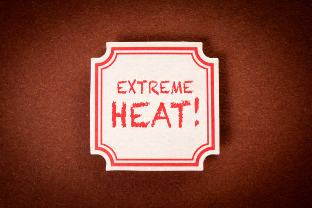 istock Extreme Heat. Sticky note with text on a brown textured background 1574174679