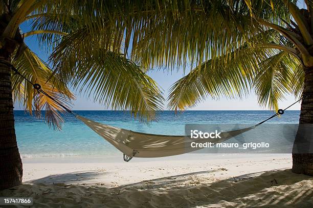 Palmas Das Mãos E Cama Em Maldivas - Fotografias de stock e mais imagens de Alto-Contraste - Alto-Contraste, Ao Ar Livre, Atol Ari