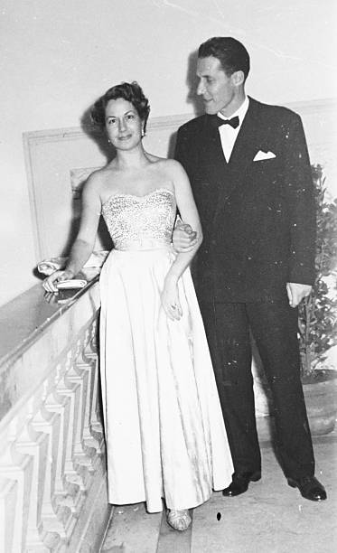 giovane coppia da anni cinquanta, bianco e nero. - 1950s style couple old fashioned heterosexual couple foto e immagini stock