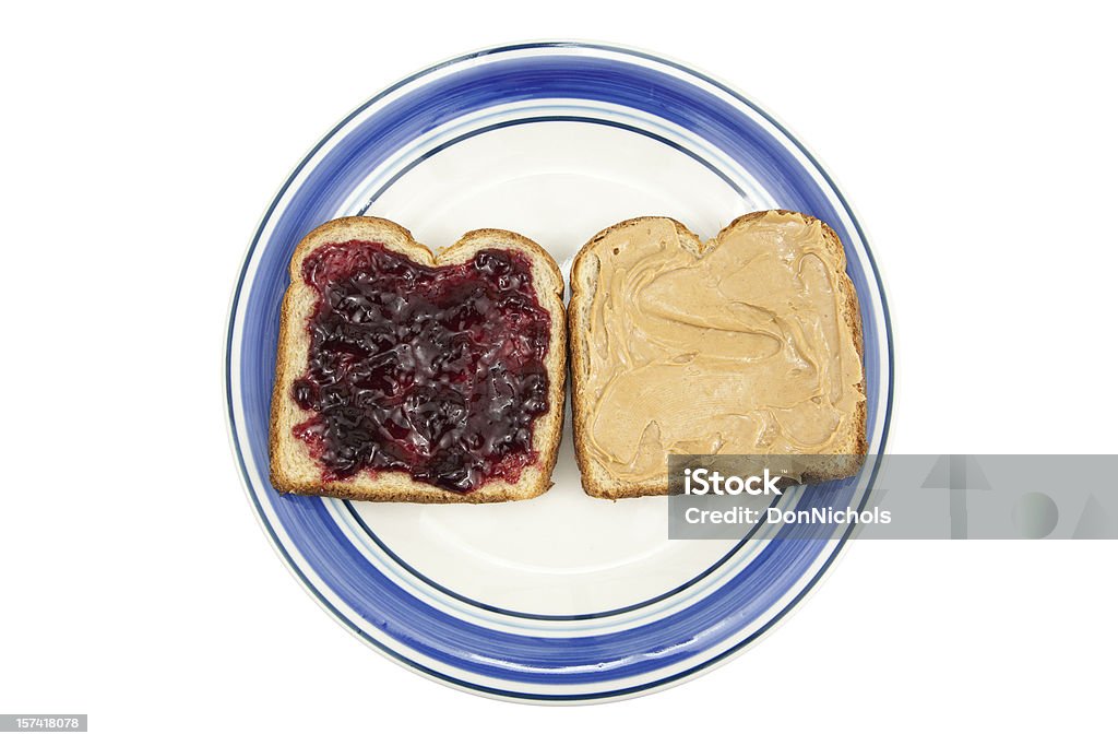 Beurre de cacahuètes et confiture sur une assiette - Photo de Sandwich au beurre de cacahouètes et à la confiture libre de droits