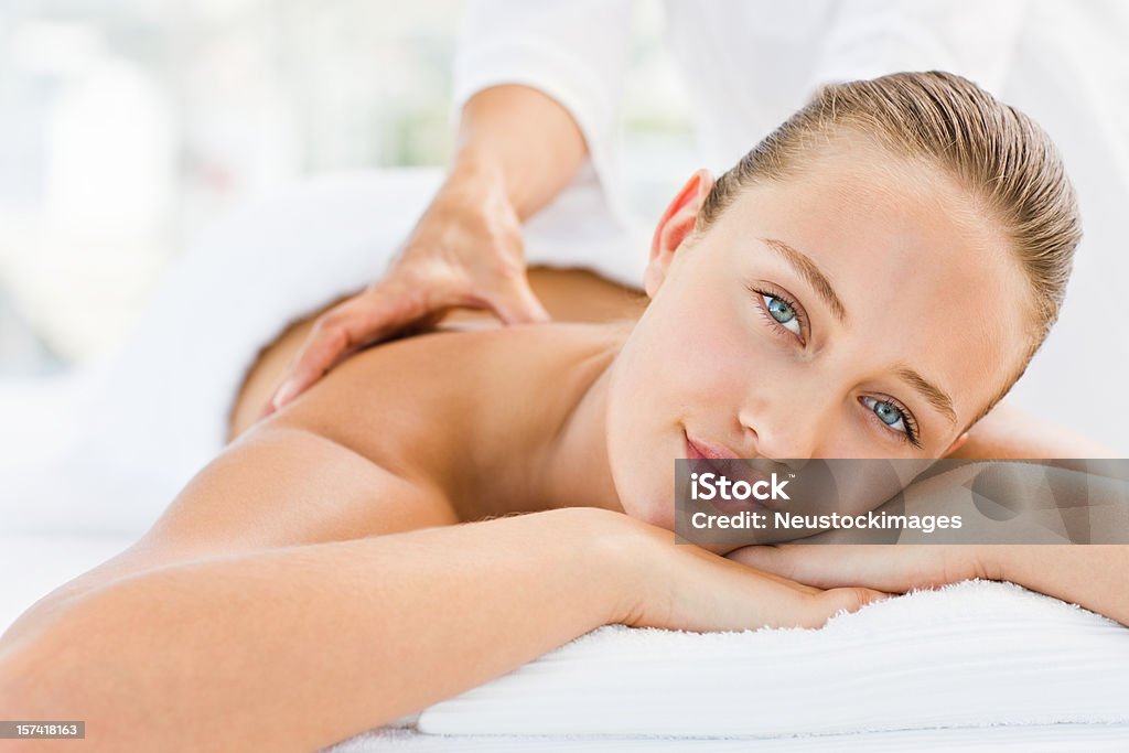 Jovem mulher recebendo massagem nas costas no spa - Foto de stock de 20 Anos royalty-free