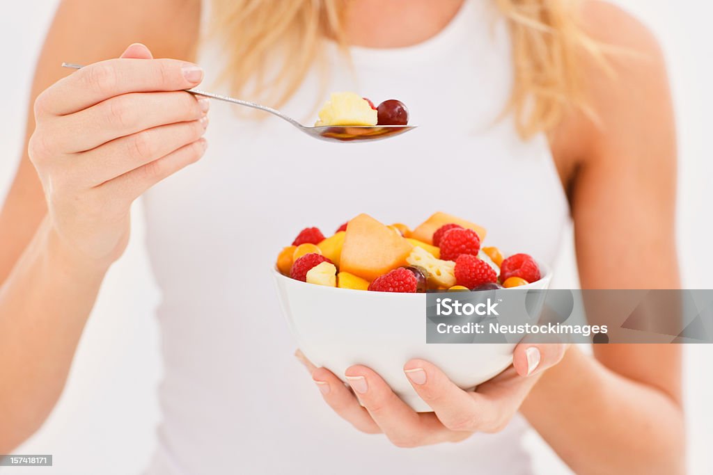 Mulher comer Salada de Frutas - Royalty-free Adulto Foto de stock