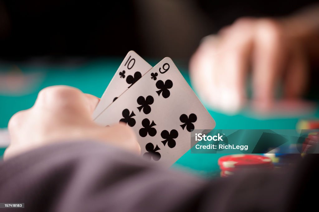 Nahaufnahme von Poker Player's Hands - Lizenzfrei Poker Stock-Foto