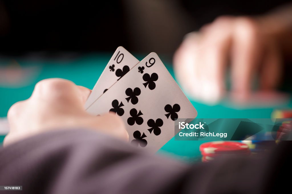 Close-up de mãos de jogador de pôquer - Foto de stock de Pôquer royalty-free