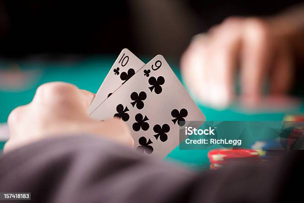 Foto de Closeup De Mãos De Jogador De Pôquer e mais fotos de stock de Pôquer - Pôquer, Carta de baralho - Jogo de lazer, Texas hold 'em