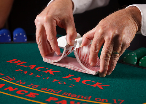 Primer plano de manos del jugador de póker photo