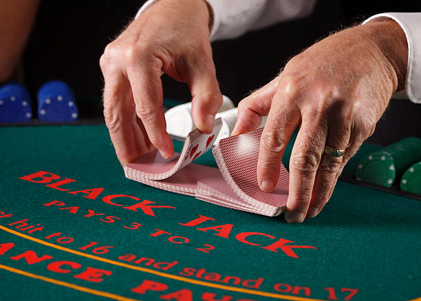 primo piano delle mani di un giocatore di poker - croupier foto e immagini stock