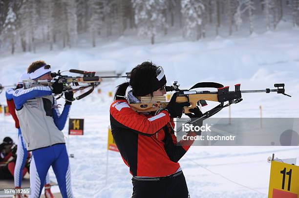 Biathlon Pratica - Fotografie stock e altre immagini di Biathlon - Biathlon, Tiro a segno, Arma da fuoco