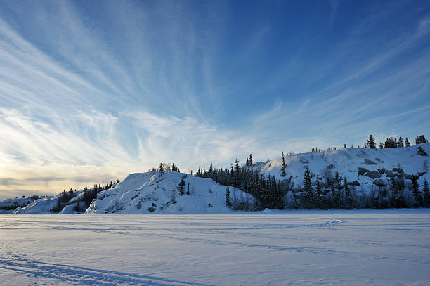 arctic pôr do sol, perto de yellowknife. - cirrostratus - fotografias e filmes do acervo