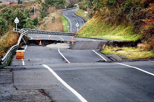 broken road - road street thoroughfare hole - fotografias e filmes do acervo