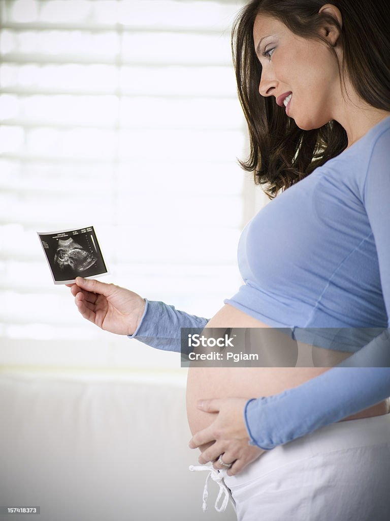 妊娠中の女性、赤ちゃんの写真を - カラー画像のロイヤリティフリーストックフォト