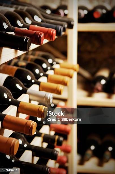 Bottiglie Di Vino - Fotografie stock e altre immagini di Vino - Vino, Cantina per vini, Bottiglia di vino