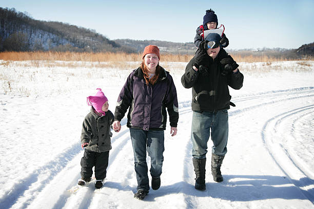 な冬の家族 - parker brothers 写真 ストックフォトと画像