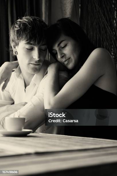 Casal Jovem Daydreaming - Fotografias de stock e mais imagens de 20-24 Anos - 20-24 Anos, Abraçar, Adulto