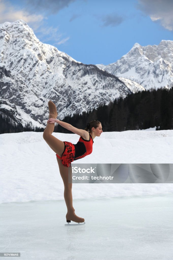 Mujer En Vestido Rojo De Patinaje Sobre Hielo Foto de stock y más banco de imágenes de Patinaje artístico - Patinaje artístico, Pista de Hielo, Bailar - iStock Mujer En Vestido Rojo De Patinaje Sobre Hielo Foto de stock y más banco de imágenes de Patinaje artístico - Patinaje artístico, Pista de Hielo, Bailar - iStock