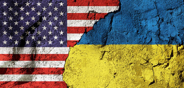 flaggen amerikas und der ukraine, die sich auf einer gestressten betonwand überlappen - falsche malerei wände stock-fotos und bilder