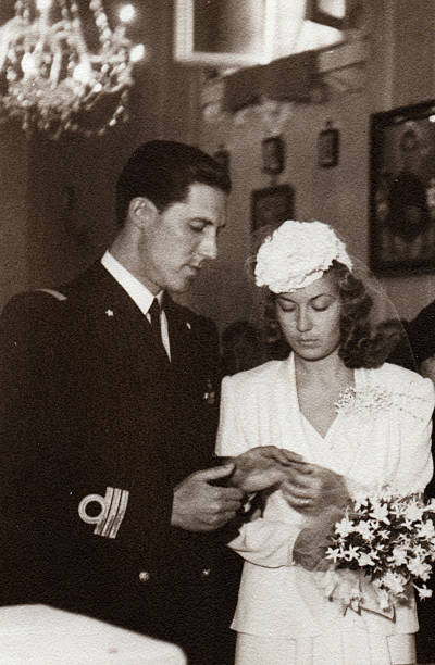 boda en 1941.black y blanco. - 1940 fotografías e imágenes de stock