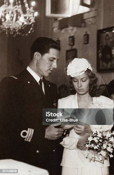 Photo libre de droit de Mariage À 1941black Et Blanc banque d'images et plus d'images libres de droit de Mariage - Mariage, D'autrefois, Style rétro