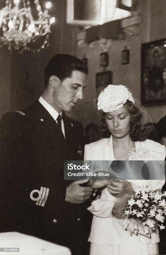 Matrimonio in 1941.Black e bianco. - Foto stock royalty-free di Matrimonio