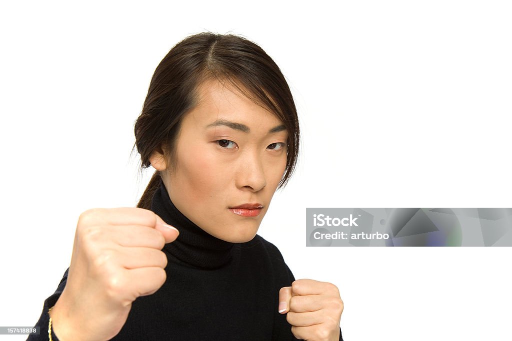 Giovane donna in posa da pugilato - Foto stock royalty-free di Colpire con un pugno