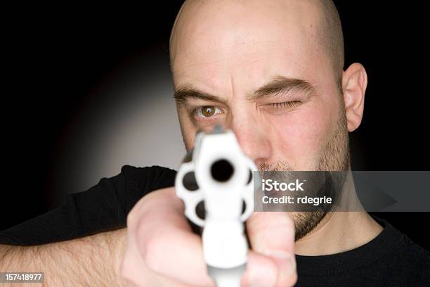 Foto de Homem Visando Arma e mais fotos de stock de Adulto - Adulto, Arma de Fogo, Armamento