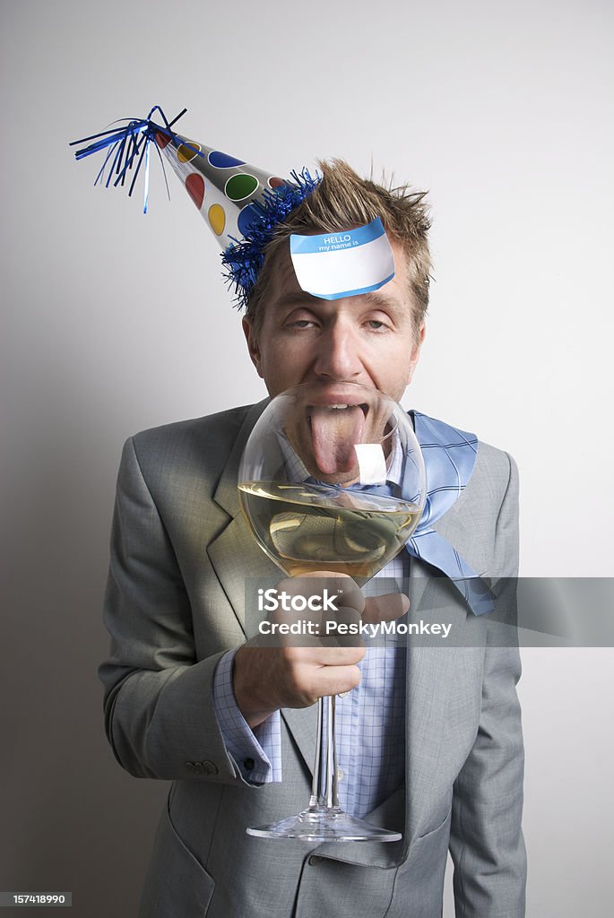 Пьяный бизнесмен Офисный работник пить с Именная табличка - Стоковые фото 2012 роялти-фри