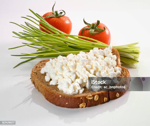 Foto de Queijo Cottage Com Uma Fatia De Pão e mais fotos de stock de Quiejo Tipo Cottage - Quiejo Tipo Cottage, Cebolinha-Capim - Família das cebolas, Tomate