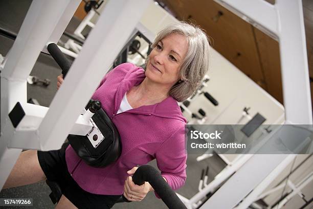 Mujer Madura Serie De Ejercicios Foto de stock y más banco de imágenes de 45-49 años - 45-49 años, 50-54 años, Actividad