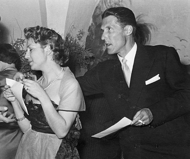 pareja joven en 1950.black y blanco - high society men tuxedo party fotografías e imágenes de stock