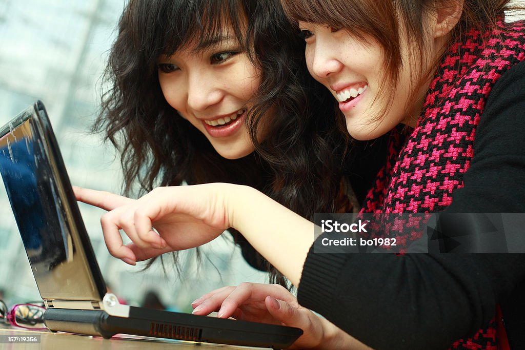 Dos estudiantes asiáticos con su computadora portátil - Foto de stock de 18-19 años libre de derechos