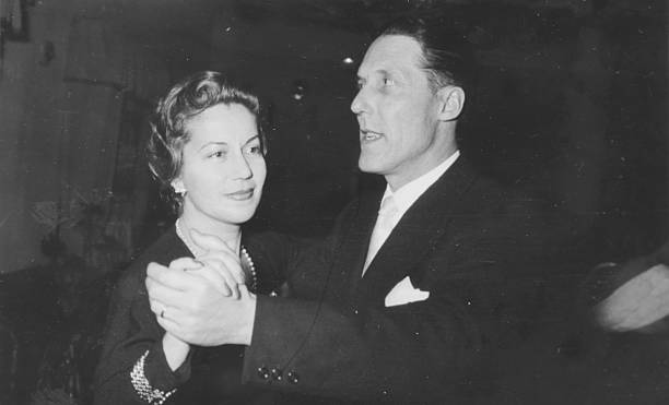 casal jovem dançando em 1950, preto e branco - retro revival couple men elegance - fotografias e filmes do acervo