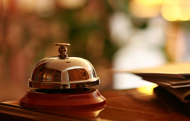 cloche de service de la réception de l'hôtel - service bell photos et images de collection