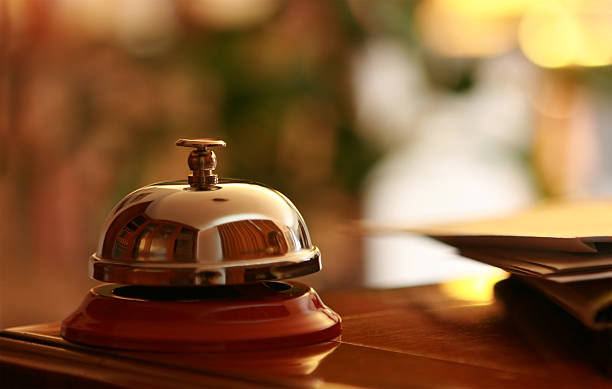 campanello di servizio alla reception dell'hotel - service bell foto e immagini stock