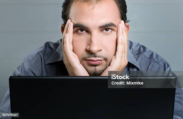 Foto de Olhando Jovem Calma e mais fotos de stock de Adulto - Adulto, Arquivista, Barba