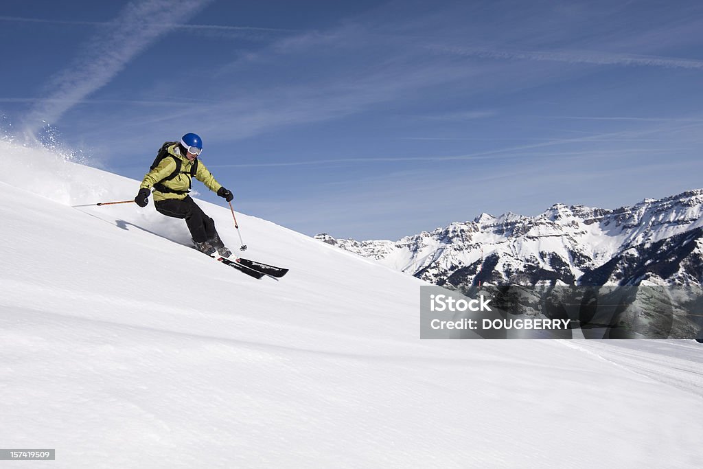Женщина на лыжах - Стоковые фото Лыжный спорт роялти-фри