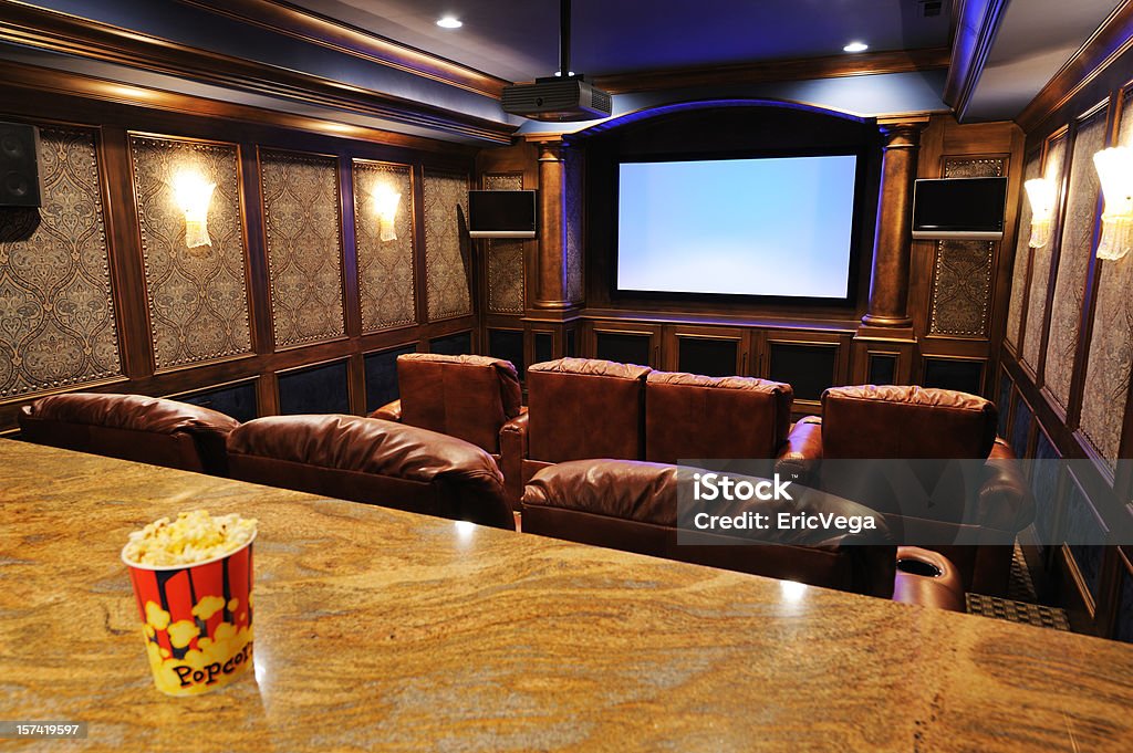Home Theater com foco na tela - Foto de stock de Sistema de Entretenimento royalty-free