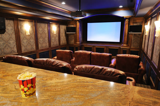 home theater com foco na tela - entertainment center watching tv television popcorn - fotografias e filmes do acervo