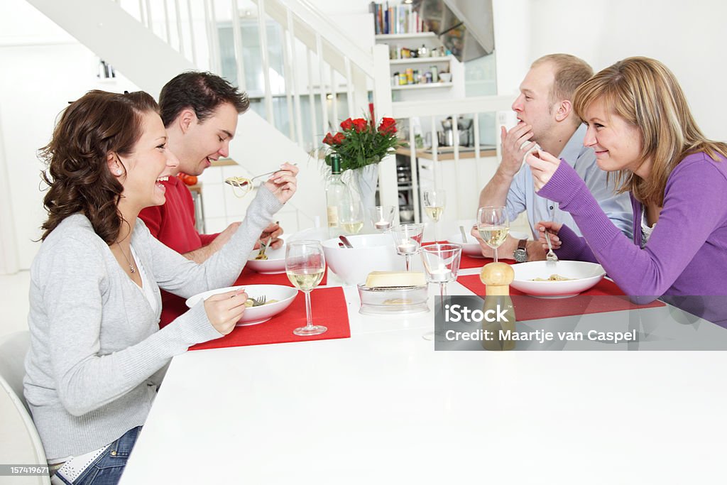 Amigos comendo juntos - Foto de stock de 20-24 Anos royalty-free