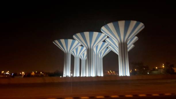 kuwejckie wieże ciśnień w nocy zabrane z autostrady - kuwait city zdjęcia i obrazy z banku zdjęć